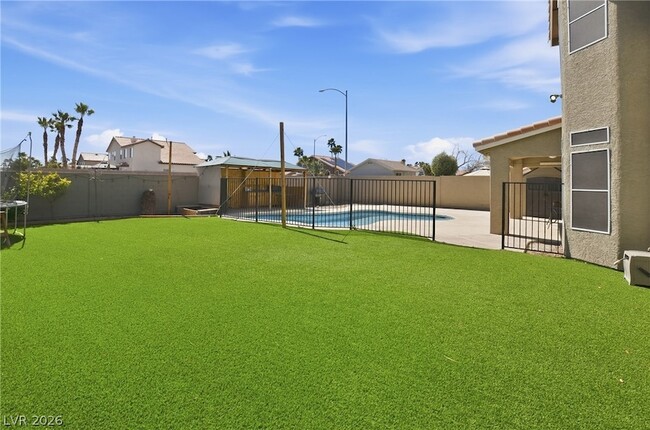 Building Photo - 747 Canyon Crest Dr