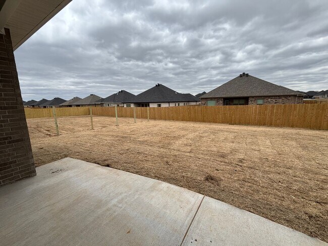 Building Photo - Cozy 4 Bedroom/2.5 Bath Home in a Wonderful Neighborhood