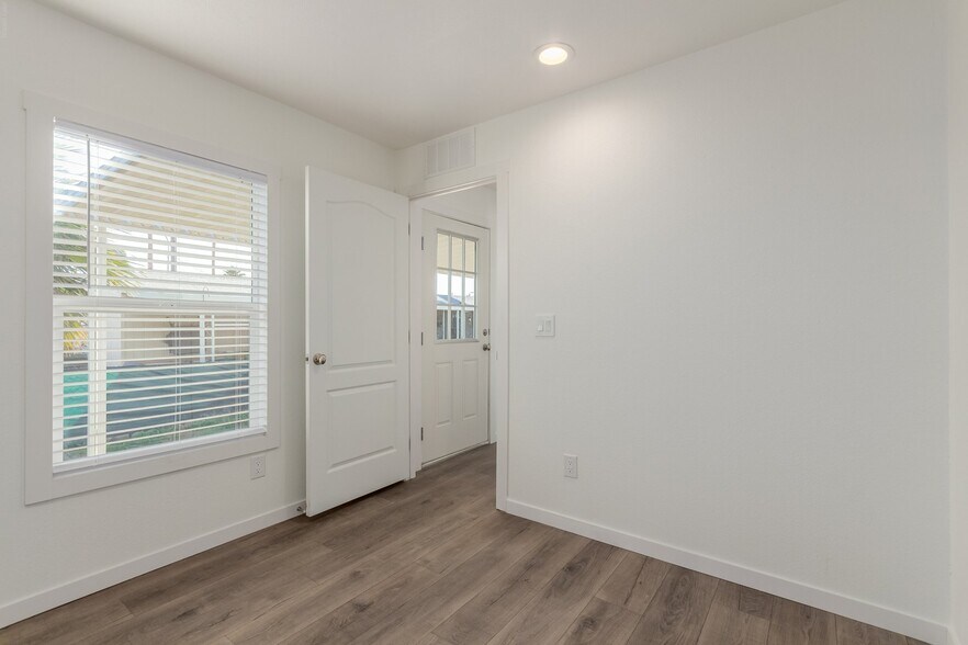 Building Photo - 5201 W Camelback Rd