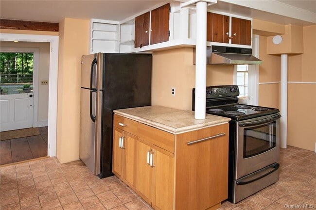 Building Photo - 332 Quaker Hill Rd