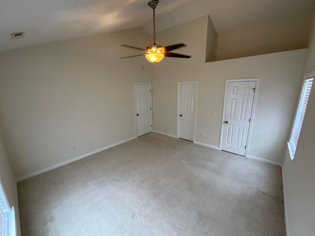 Building Photo - Beautiful 3 bed, 2.5 bath + Bonus room Loc...