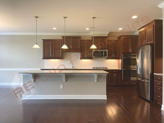 Building Photo - Beautiful 3 Bedroom Townhome with 3rd Floo...