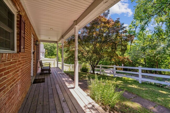 Building Photo - Cozy 3BE/2.5BA Colonial in Takoma Park with screened porch!