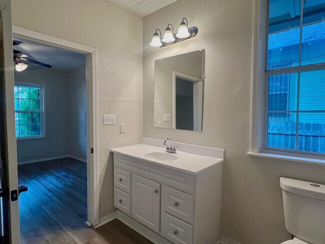 Building Photo - 106 Regina St