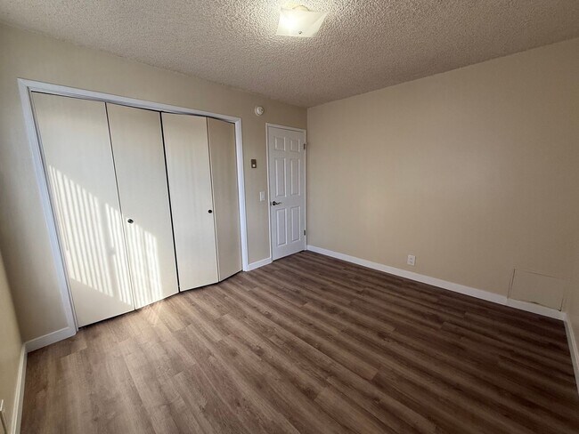 Building Photo - Mid Town Ventura 2 Bedroom 2 Bath Upstairs Corner Unit Apartment