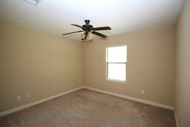 Building Photo - 1504 Glen Oaks Dr