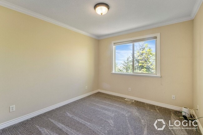 Building Photo - 9223 Silver Lake Dr