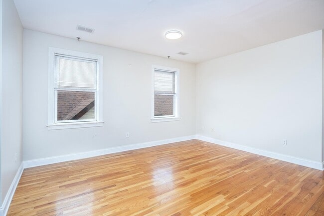 Building Photo - 528 47th St