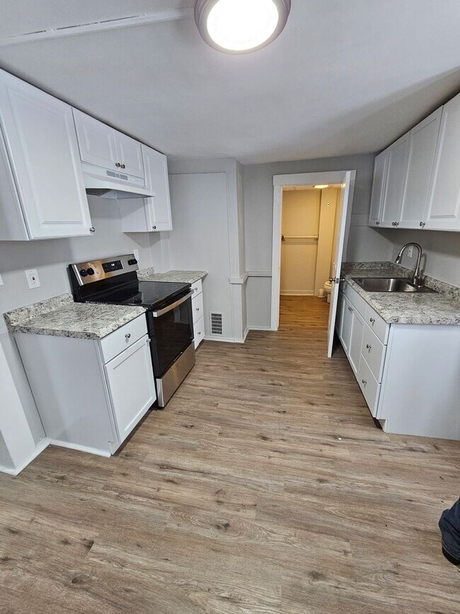 Building Photo - 116-120 Elm St