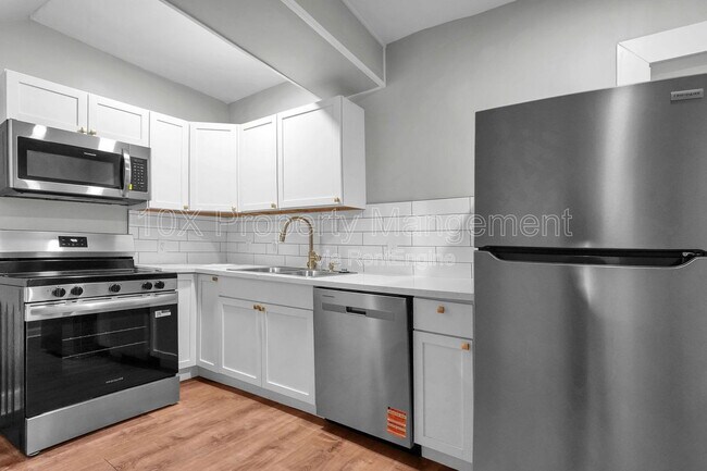 Building Photo - 556 E Whittier St