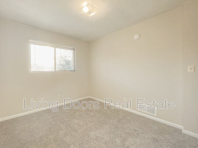 Building Photo - 4711 Gladstone St