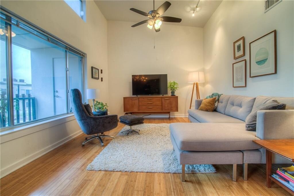 Building Photo - 2200 Dickson Dr