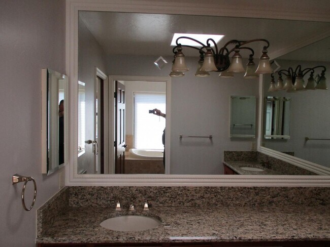 Building Photo - 4 bedroom 2.5 Bath