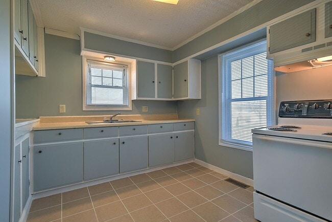 Building Photo - 1408 W College St