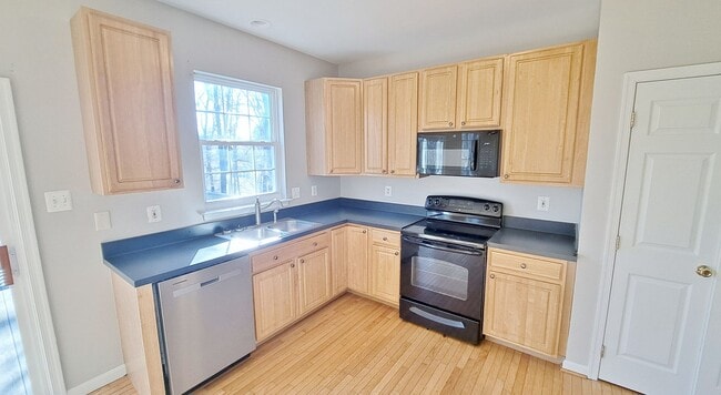 Building Photo - 3 Bed / 2-1/2 Bath Single Family Home w/1-Car garage