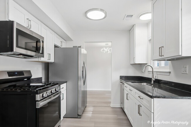 Building Photo - 1240 Huntington Dr
