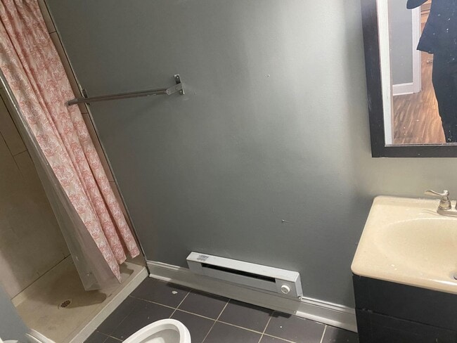 Building Photo - ? Available 11/1 – Renovated 4-Bedroom Hom...