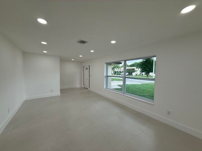 Building Photo - 137 Alcazar St