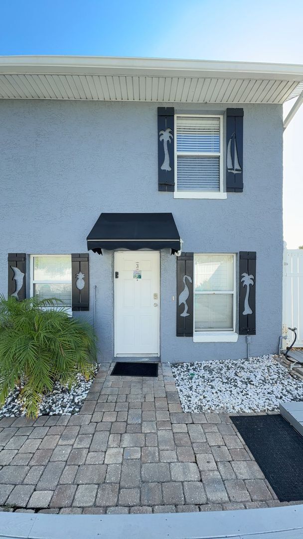 Building Photo - Fully Furnished One Bedroom Long Term Beac...
