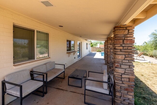 Building Photo - 802 E Caribbean Ln