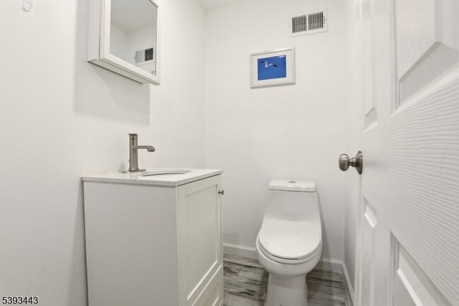 Building Photo - 214 S Valley Rd