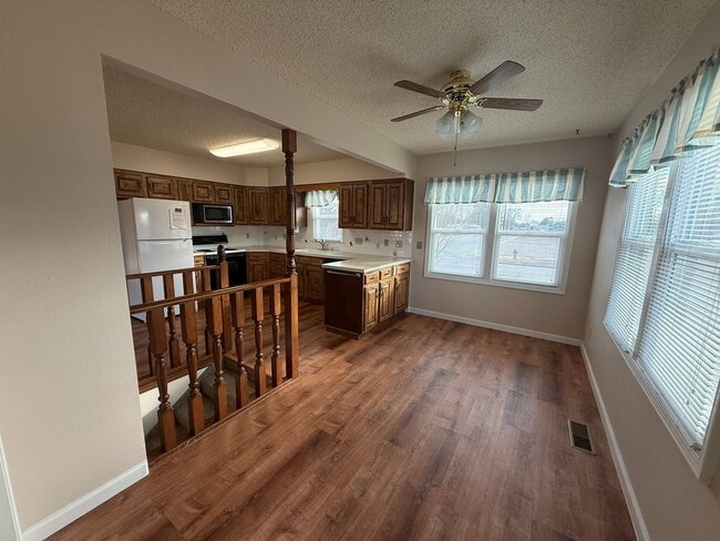 Building Photo - Large  two bedroom, two bathroom, pet friendly home!