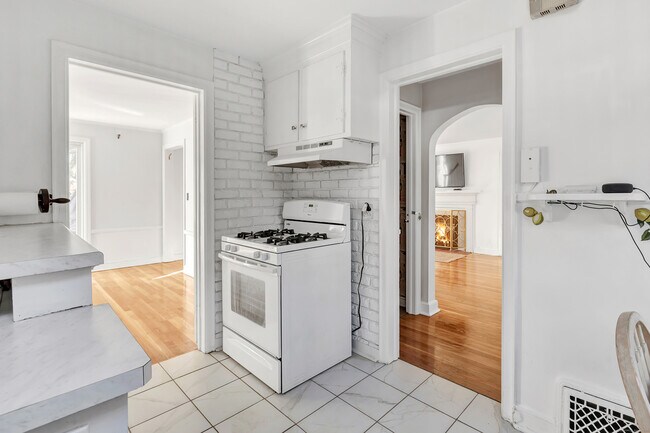 Building Photo - 124 Stiles St