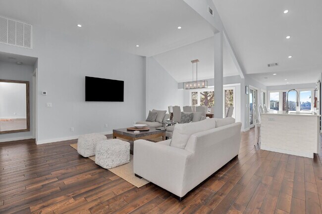 Building Photo - "Coastal Comfort Awaits: Spacious 3-Bed, 3-Bath Furnished Retreat in Moss Creek on the Marsh!"