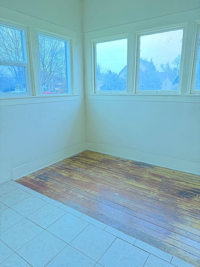 Building Photo - Large 2 bedroom 1 bath with bonus room