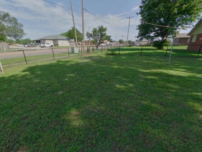 Building Photo - 5BR Renovated Home - Accepting Section 8