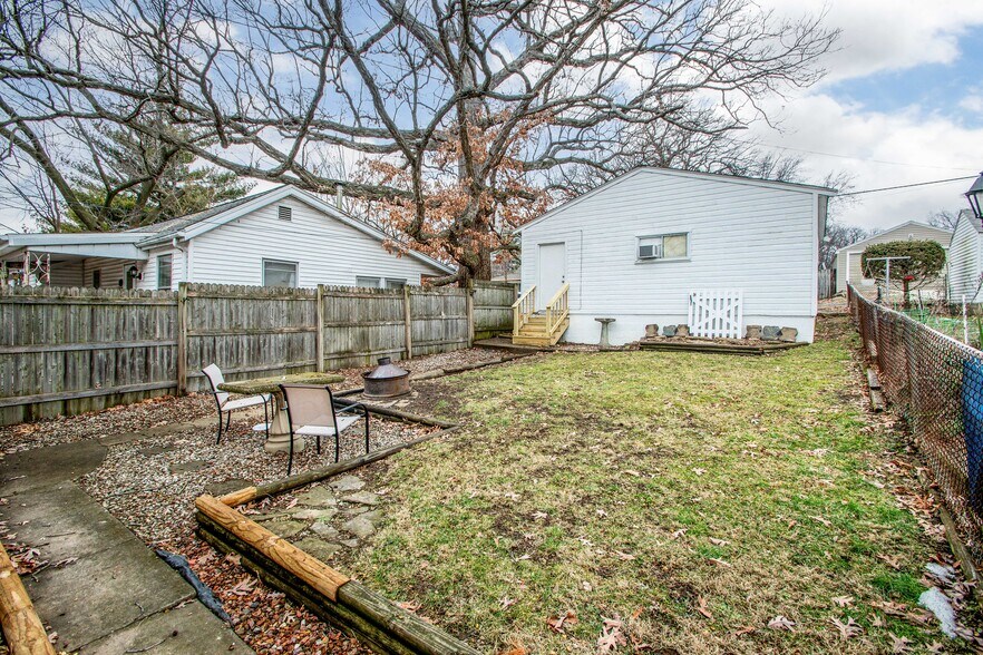 Building Photo - 1127 E Corrington Ave