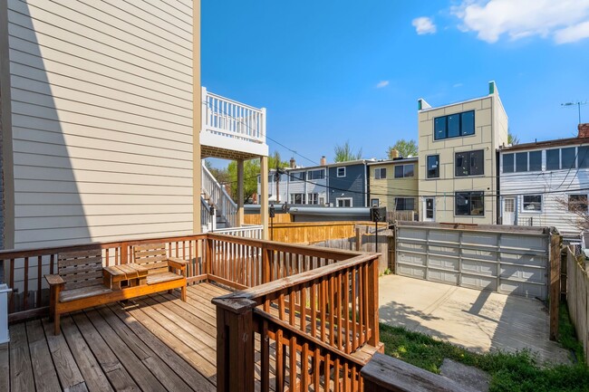 Building Photo - Recently Renovated Row House - H St Corrid...