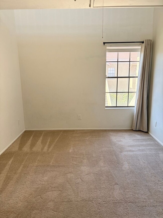 Building Photo - **COZY 2 BEDROOM/1 BATHROOM/GARAGE CONDO I...