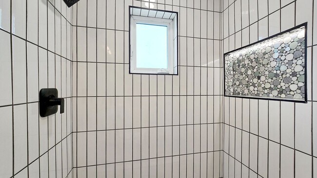 Building Photo - Gorgeous Remodel in Desirable North Central Phoenix Neighborhood