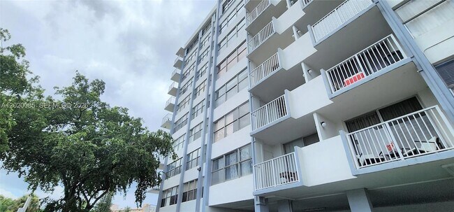 Building Photo - 1200 NE Miami Gardens Dr