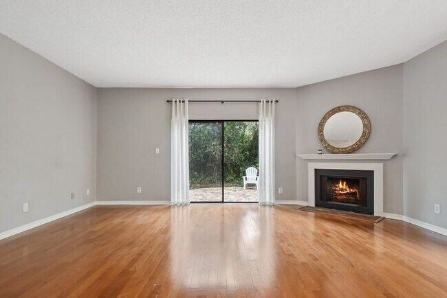 Building Photo - First floor 2/2 condo in Winter Park