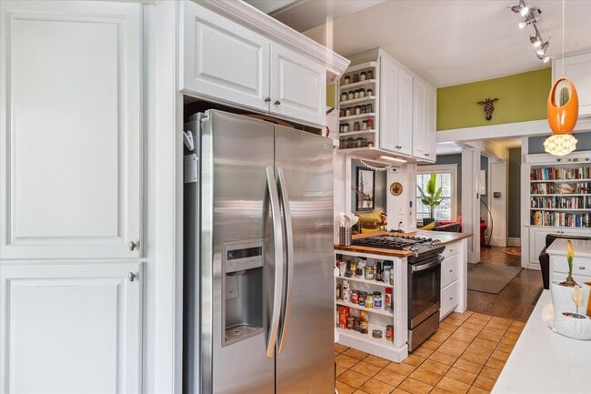 Building Photo - Furnished or unfurnished updated single family home in The Highlands.