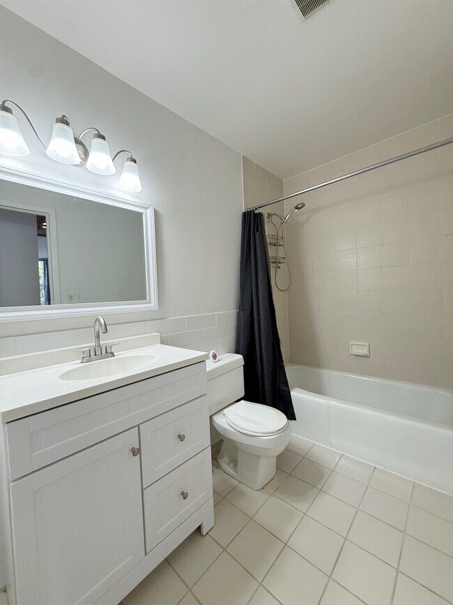 Building Photo - 200 Grand Cove Way