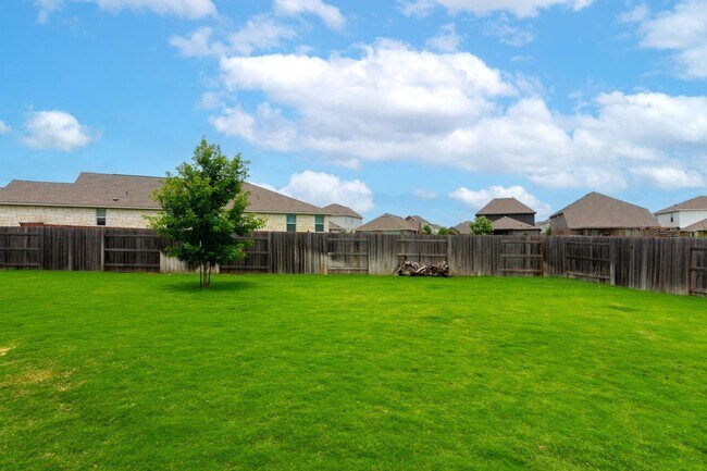 Building Photo - 501 Sixpence Ln