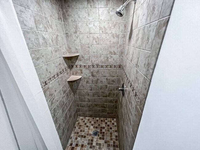 Building Photo - Sunny And Delightful 3 Bed 2.5 Bath Interior Townhome In Refreshing Newgate