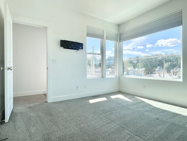 Building Photo - Gorgeous Townhome in South Jordan!