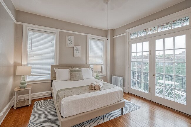 Building Photo - Furnished & Perfectly Located Downtown in ...