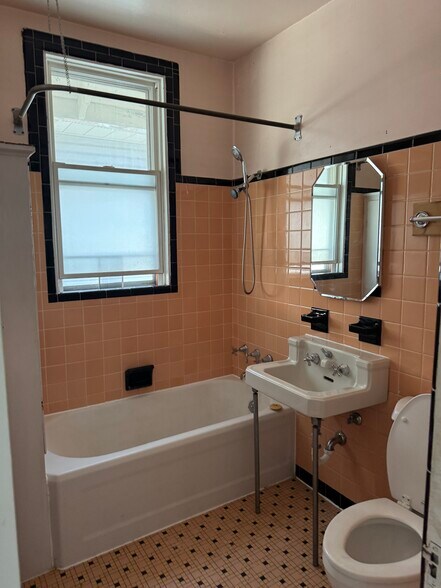Building Photo - 4741 N Kilbourn Ave