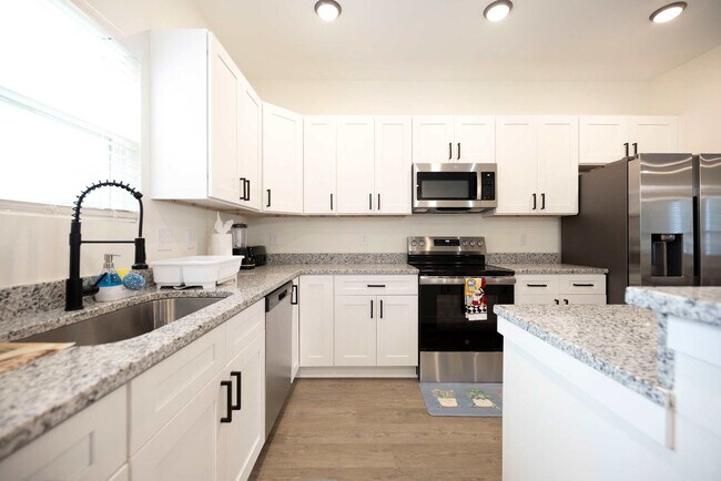Building Photo - 411 Thompson St