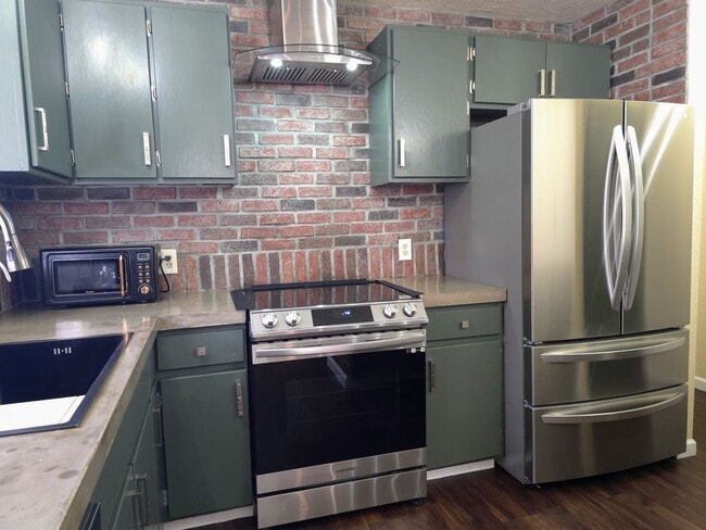 Building Photo - HOUSE - VILLAGE OF OAK CREEK