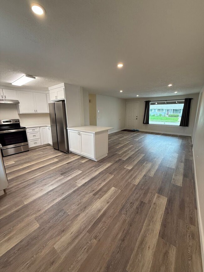 Building Photo - *REDUCED RENT* Beautifully Remodeled 4-Bedroom Home Backing to Park – Desirable Keizer Neighborhood