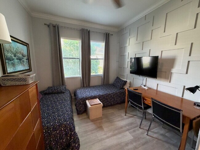 Building Photo - Gated 55+ community with lots of HOA amenities!