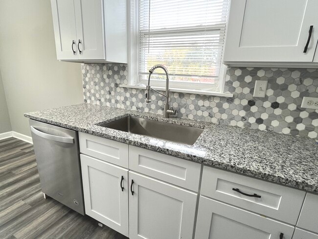 Building Photo - 805 S Norbury Ave