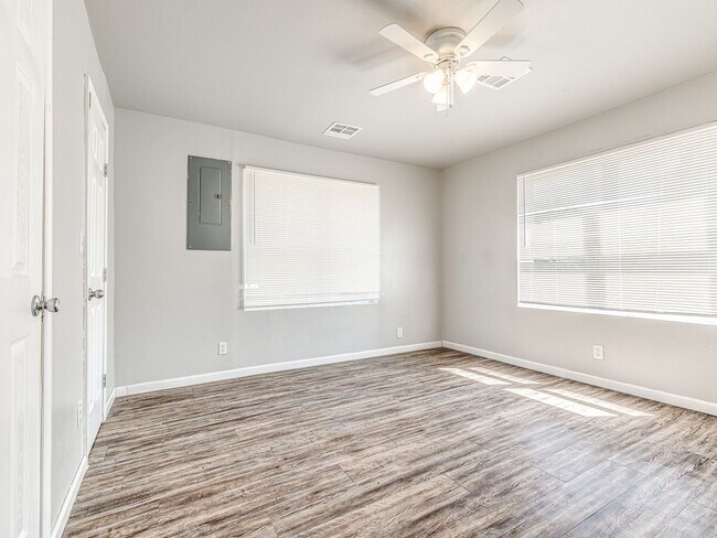 Building Photo - Charming Home + Balcony + Centrally Located in OKC + 3 bedrooms