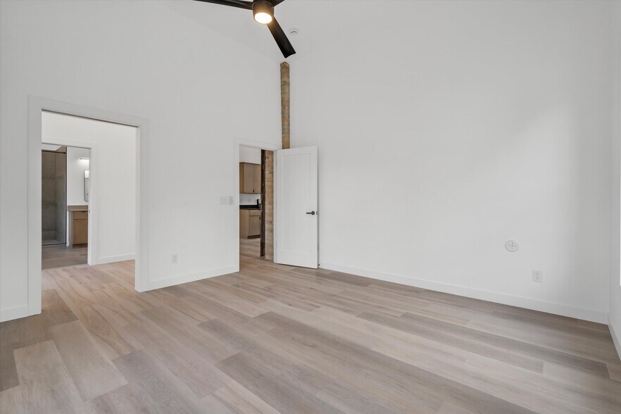 Building Photo - 308 Oak St